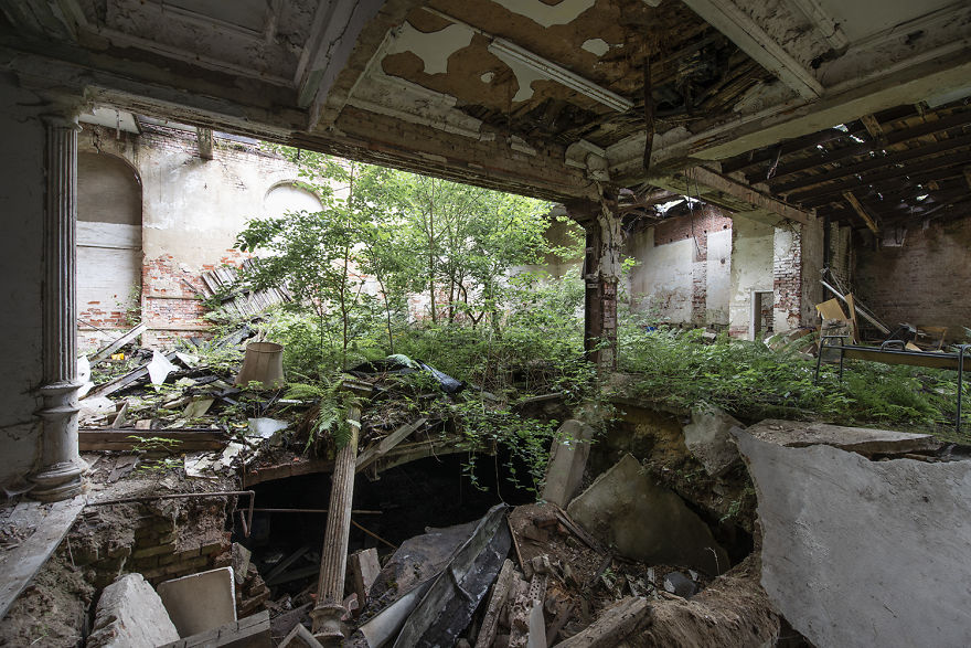 79 Pictures Of Abandoned And Forgotten Ballrooms I Found In Germany