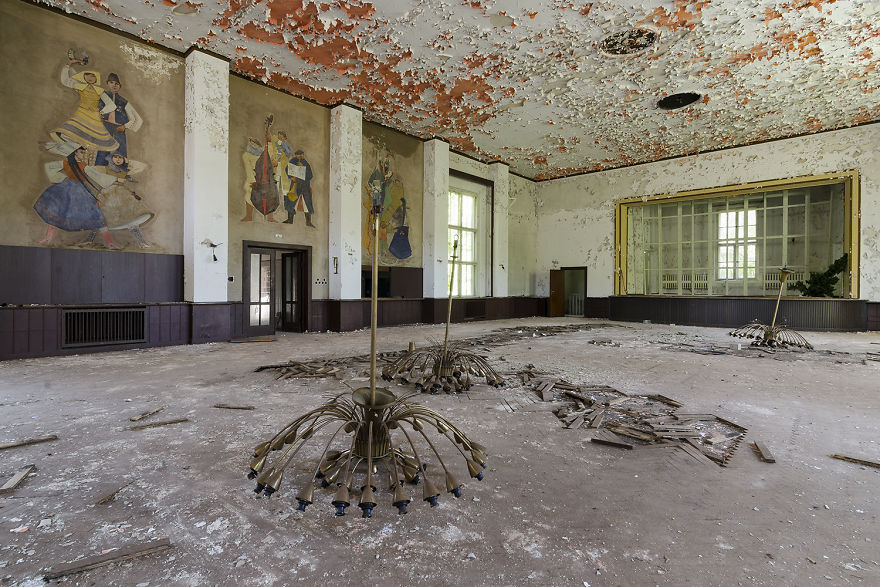 79 Pictures Of Abandoned And Forgotten Ballrooms I Found In Germany