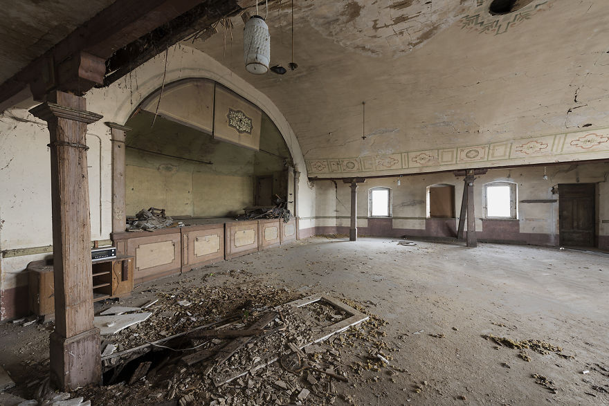 79 Pictures Of Abandoned And Forgotten Ballrooms I Found In Germany