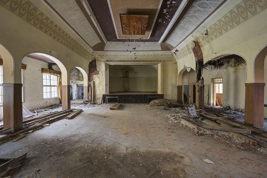 79 Pictures Of Abandoned And Forgotten Ballrooms I Found In Germany