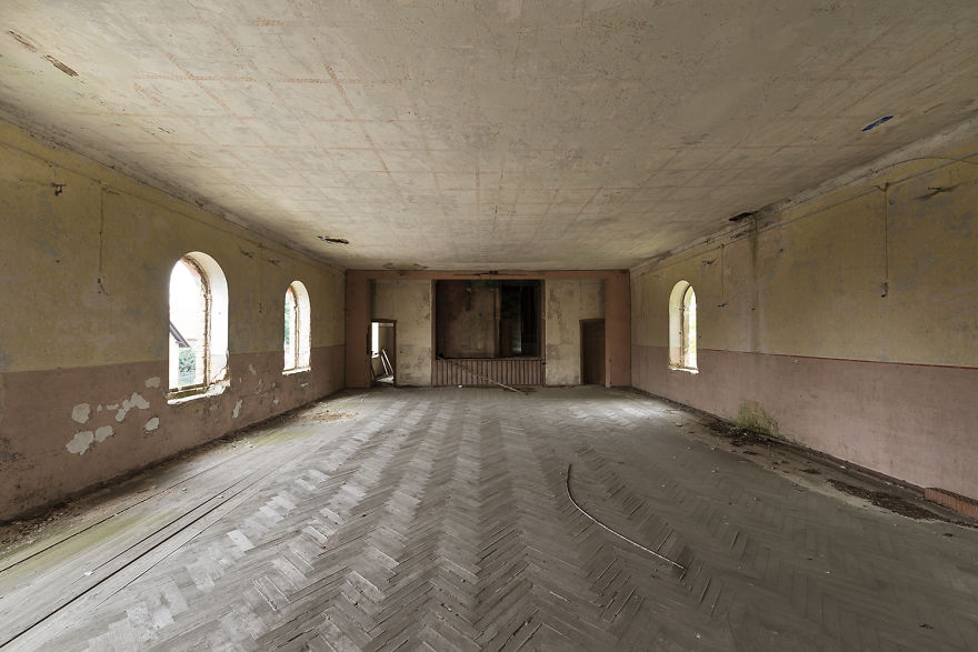 79 Pictures Of Abandoned And Forgotten Ballrooms I Found In Germany