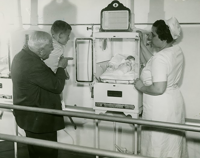 This Fake Doctor In The Early 20th Century Used Premature Babies For People’s Entertainment And Saved 6,500 Lives This Fake Doctor In The Early 20th Century Used Premature Babies For People’s Entertainment And Saved 6,500 Lives
