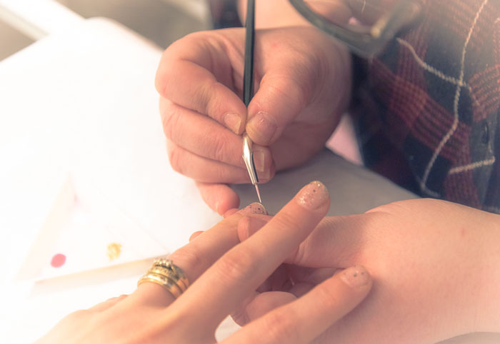 Woman Surprised To See Her Manicurist Shopping After She Said She’s Fully Booked, Confronts Her And Gets Roasted Woman Surprised To See Her Manicurist Shopping After She Said She’s Fully Booked, Confronts Her And Gets Roasted