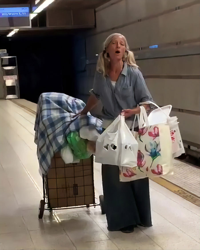 Homeless Woman Goes Viral For Incredible Singing Skills, Turns Out She Lost Her Home To Medical Bills Homeless Woman Goes Viral For Incredible Singing Skills, Turns Out She Lost Her Home To Medical Bills