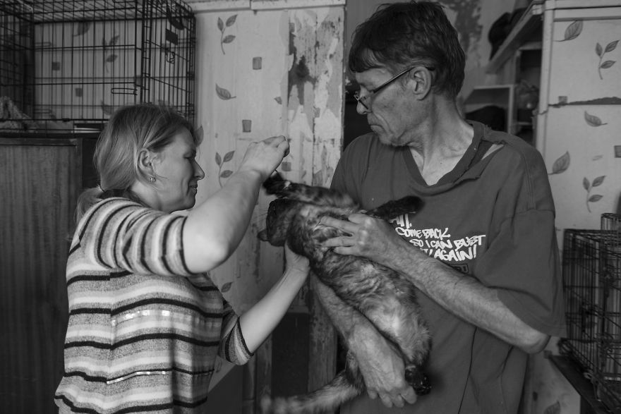 I Capture A Heartbreaking Story About A Woman That Dedicated Her Life To Stray Cats Despite Her Own Hardships I Capture A Heartbreaking Story About A Woman That Dedicated Her Life To Stray Cats Despite Her Own Hardships