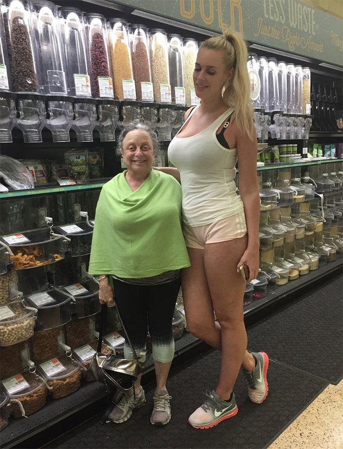 35 Times Tall People Hilariously Overshadowed Short People 35 Times Tall People Hilariously Overshadowed Short People