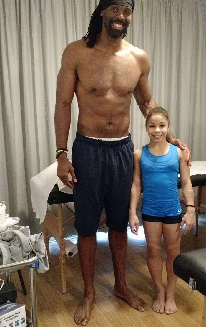 35 Times Tall People Hilariously Overshadowed Short People 35 Times Tall People Hilariously Overshadowed Short People
