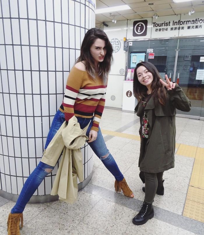 35 Times Tall People Hilariously Overshadowed Short People 35 Times Tall People Hilariously Overshadowed Short People