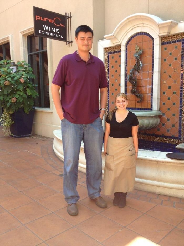 35 Times Tall People Hilariously Overshadowed Short People 35 Times Tall People Hilariously Overshadowed Short People