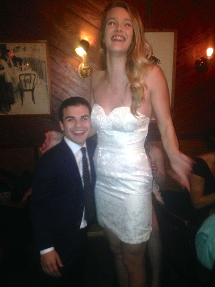 35 Times Tall People Hilariously Overshadowed Short People 35 Times Tall People Hilariously Overshadowed Short People