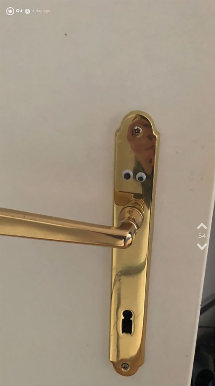 Girlfriend Orders 1K Googly Eyes, Spends 2 Hours Sticking Half Of Them On Everything In Her Boyfriend’s Apartment Girlfriend Orders 1K Googly Eyes, Spends 2 Hours Sticking Half Of Them On Everything In Her Boyfriend’s Apartment