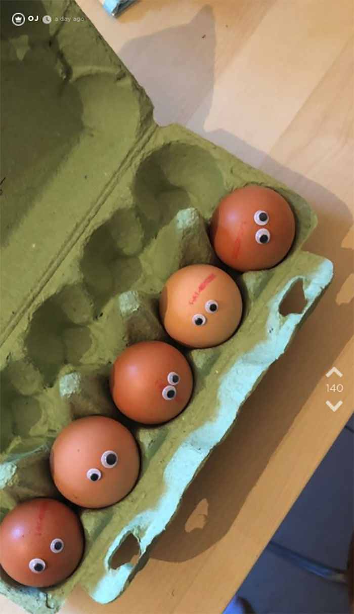 Girlfriend Orders 1K Googly Eyes, Spends 2 Hours Sticking Half Of Them On Everything In Her Boyfriend’s Apartment Girlfriend Orders 1K Googly Eyes, Spends 2 Hours Sticking Half Of Them On Everything In Her Boyfriend’s Apartment