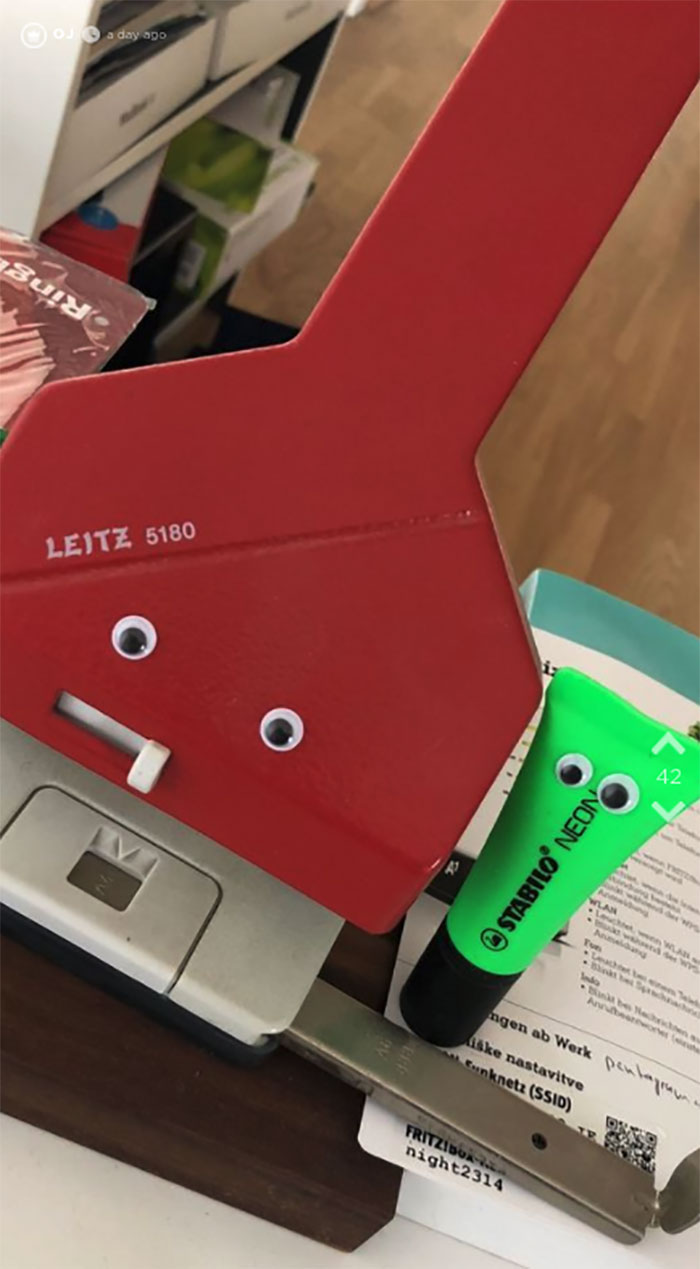 Girlfriend Orders 1K Googly Eyes, Spends 2 Hours Sticking Half Of Them On Everything In Her Boyfriend’s Apartment Girlfriend Orders 1K Googly Eyes, Spends 2 Hours Sticking Half Of Them On Everything In Her Boyfriend’s Apartment