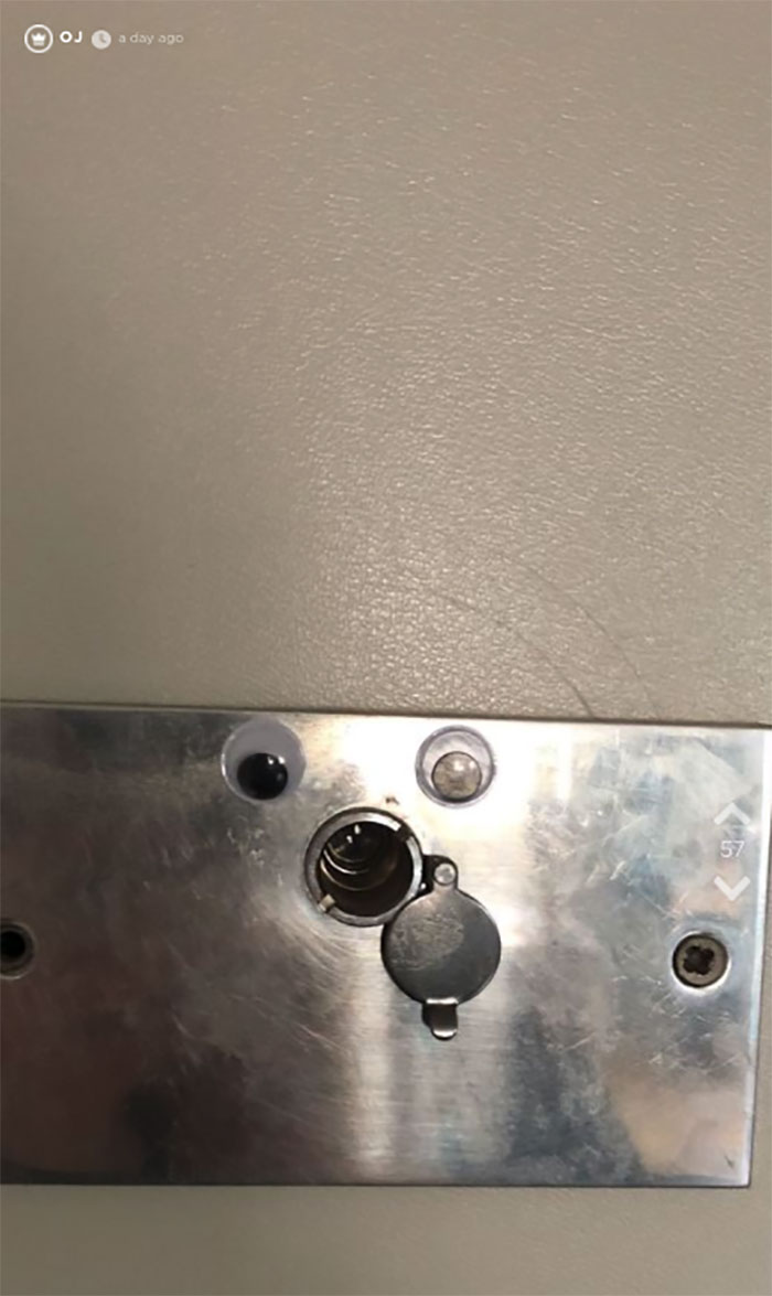 Girlfriend Orders 1K Googly Eyes, Spends 2 Hours Sticking Half Of Them On Everything In Her Boyfriend’s Apartment Girlfriend Orders 1K Googly Eyes, Spends 2 Hours Sticking Half Of Them On Everything In Her Boyfriend’s Apartment