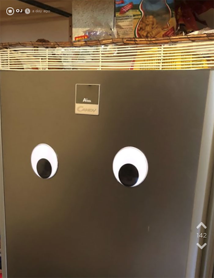 Girlfriend Orders 1K Googly Eyes, Spends 2 Hours Sticking Half Of Them On Everything In Her Boyfriend’s Apartment Girlfriend Orders 1K Googly Eyes, Spends 2 Hours Sticking Half Of Them On Everything In Her Boyfriend’s Apartment