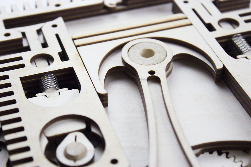 Aviation Professor Designs Highly Detailed And Intricate Laser Cut Models Of Classic Engines Aviation Professor Designs Highly Detailed And Intricate Laser Cut Models Of Classic Engines