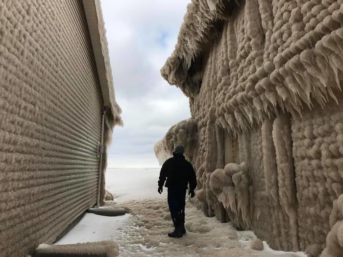 People&#8217;s Homes Near Lake Erie Get Covered In Thick Ice, They Say It Looks Cool But It&#8217;s A Nightmare To Live In