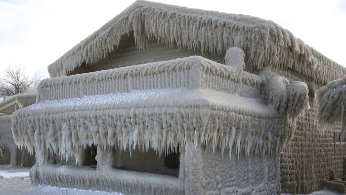 People&#8217;s Homes Near Lake Erie Get Covered In Thick Ice, They Say It Looks Cool But It&#8217;s A Nightmare To Live In