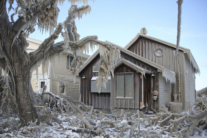 People&#8217;s Homes Near Lake Erie Get Covered In Thick Ice, They Say It Looks Cool But It&#8217;s A Nightmare To Live In