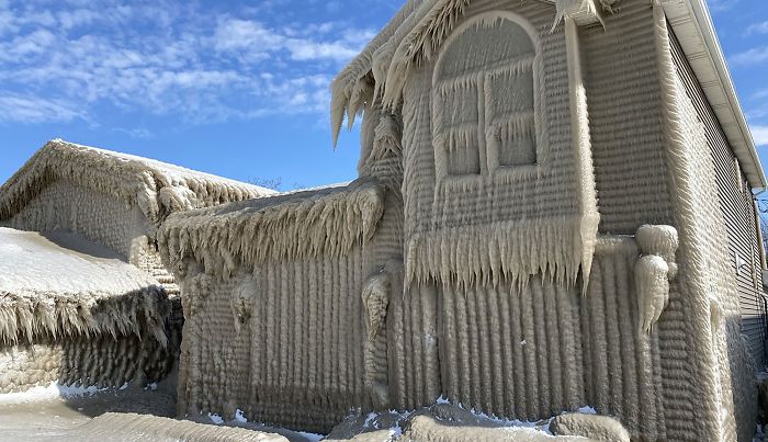 People&#8217;s Homes Near Lake Erie Get Covered In Thick Ice, They Say It Looks Cool But It&#8217;s A Nightmare To Live In