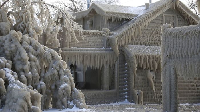 People&#8217;s Homes Near Lake Erie Get Covered In Thick Ice, They Say It Looks Cool But It&#8217;s A Nightmare To Live In