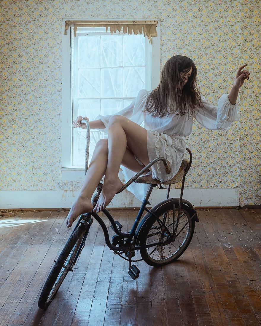 Photographer Captures Eerie Portraits That Look Like Horror Movie Posters (81 Pics) Photographer Captures Eerie Portraits That Look Like Horror Movie Posters (81 Pics)