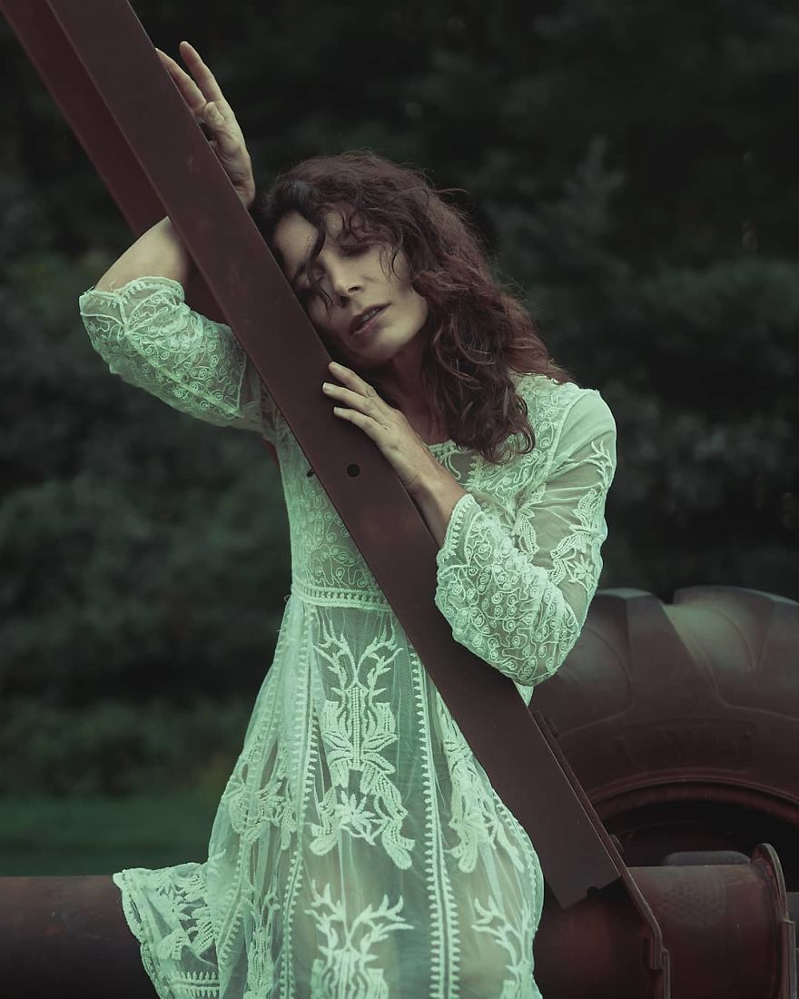 Photographer Captures Eerie Portraits That Look Like Horror Movie Posters (81 Pics) Photographer Captures Eerie Portraits That Look Like Horror Movie Posters (81 Pics)