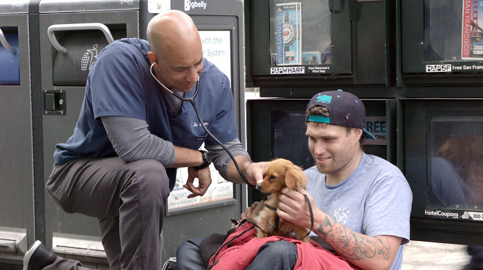 This Man Is A Veterinarian Who Walks Around California And Treats Homeless People’s Animals For Free This Man Is A Veterinarian Who Walks Around California And Treats Homeless People’s Animals For Free