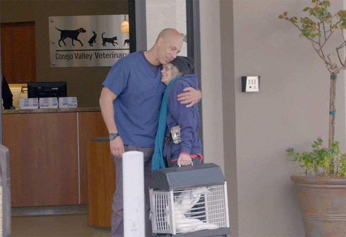 This Man Is A Veterinarian Who Walks Around California And Treats Homeless People’s Animals For Free This Man Is A Veterinarian Who Walks Around California And Treats Homeless People’s Animals For Free