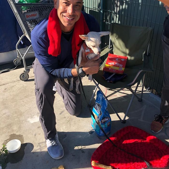This Man Is A Veterinarian Who Walks Around California And Treats Homeless People’s Animals For Free This Man Is A Veterinarian Who Walks Around California And Treats Homeless People’s Animals For Free