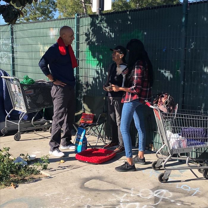 This Man Is A Veterinarian Who Walks Around California And Treats Homeless People’s Animals For Free This Man Is A Veterinarian Who Walks Around California And Treats Homeless People’s Animals For Free