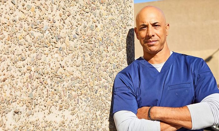 This Man Is A Veterinarian Who Walks Around California And Treats Homeless People’s Animals For Free This Man Is A Veterinarian Who Walks Around California And Treats Homeless People’s Animals For Free