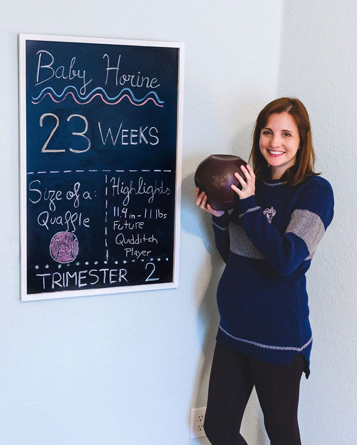 Woman Dresses Up As Different Pop Culture Characters To Celebrate Each Week Of Her Pregnancy Woman Dresses Up As Different Pop Culture Characters To Celebrate Each Week Of Her Pregnancy