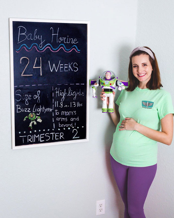 Woman Dresses Up As Different Pop Culture Characters To Celebrate Each Week Of Her Pregnancy Woman Dresses Up As Different Pop Culture Characters To Celebrate Each Week Of Her Pregnancy