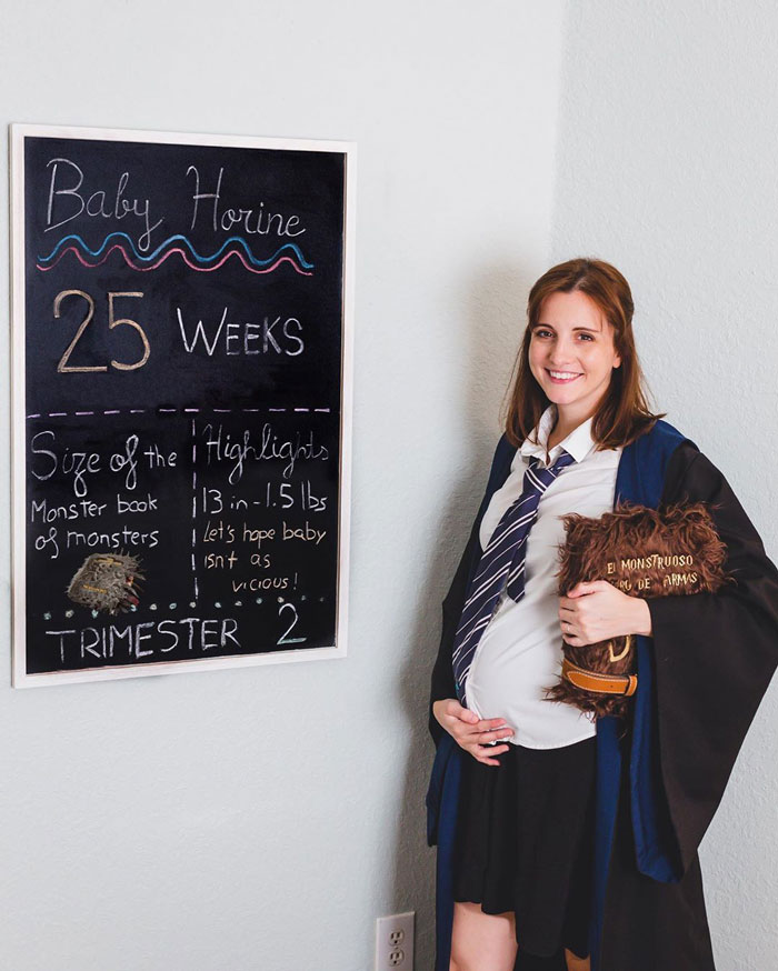 Woman Dresses Up As Different Pop Culture Characters To Celebrate Each Week Of Her Pregnancy Woman Dresses Up As Different Pop Culture Characters To Celebrate Each Week Of Her Pregnancy