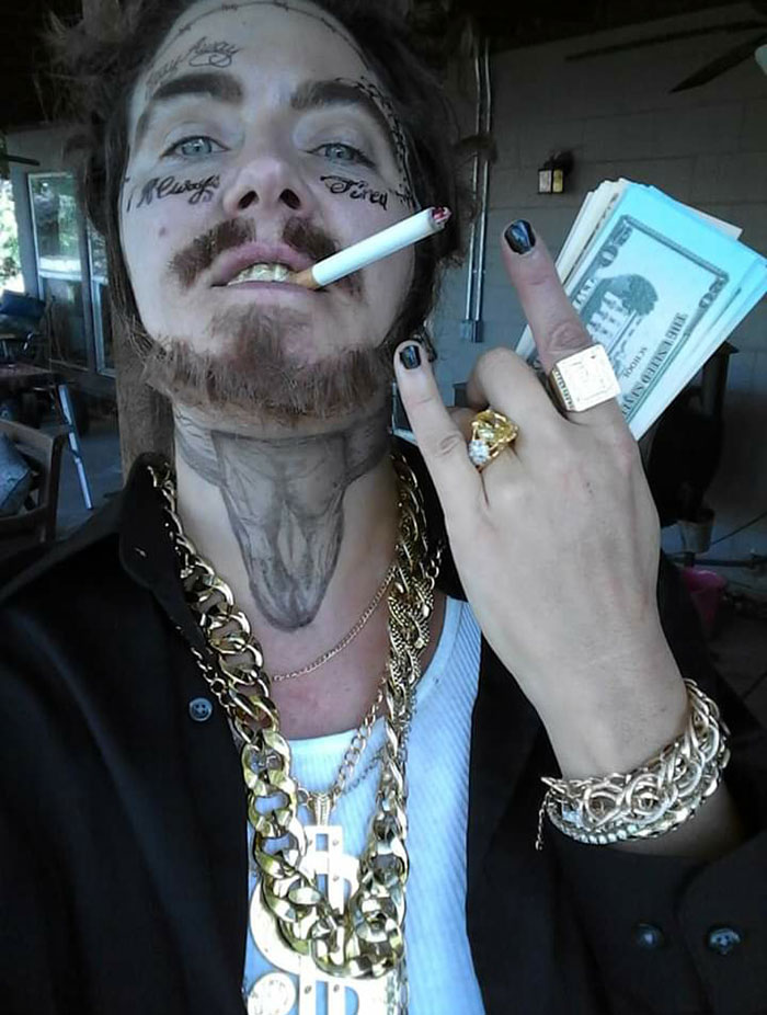 This 40-Year-Old Mom Pranks Kids By Dressing Up As Post Malone Making Everyone Think She’s Their Dad This 40-Year-Old Mom Pranks Kids By Dressing Up As Post Malone Making Everyone Think She’s Their Dad