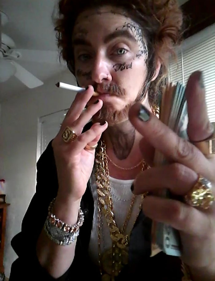 This 40-Year-Old Mom Pranks Kids By Dressing Up As Post Malone Making Everyone Think She’s Their Dad This 40-Year-Old Mom Pranks Kids By Dressing Up As Post Malone Making Everyone Think She’s Their Dad