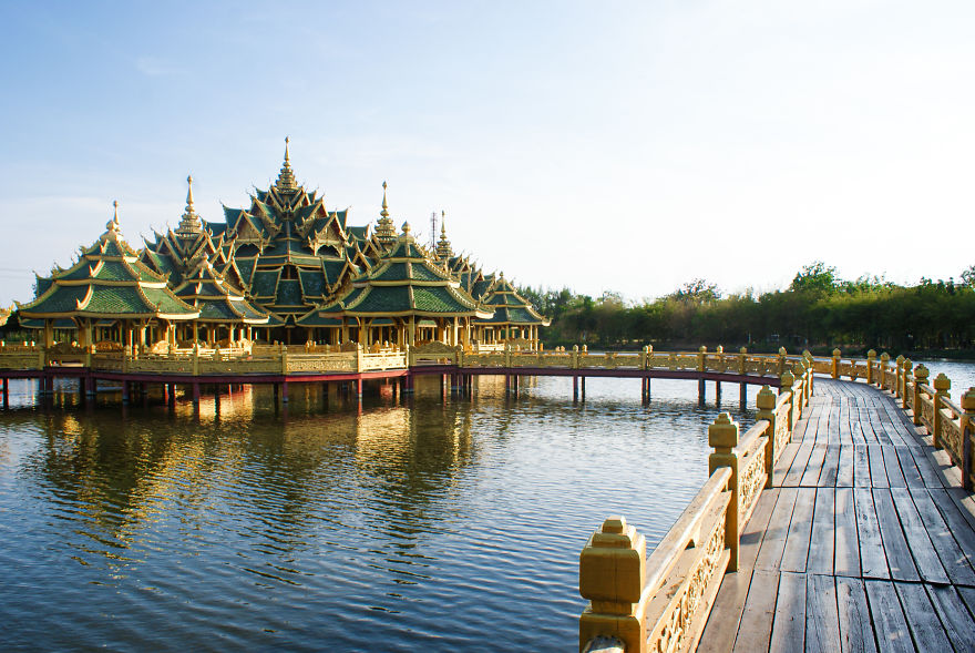 These Photographs Show The Beauty And The Drama Of Tourism In Thailand
