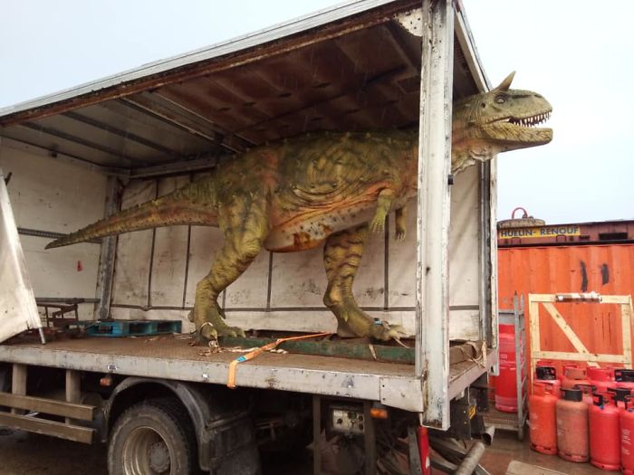 Dad Accidentally Buys A Life-Size 6-Meter-Long Dinosaur Statue For His 4-Year-Old Son Dad Accidentally Buys A Life-Size 6-Meter-Long Dinosaur Statue For His 4-Year-Old Son