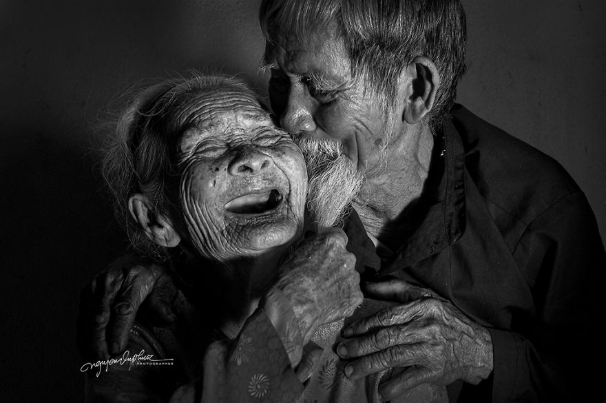 I Photographed The Love Story Of An Old Vietnamese Couple That Has Been Together Since The 30s (15 Pics) I Photographed The Love Story Of An Old Vietnamese Couple That Has Been Together Since The 30s (15 Pics)