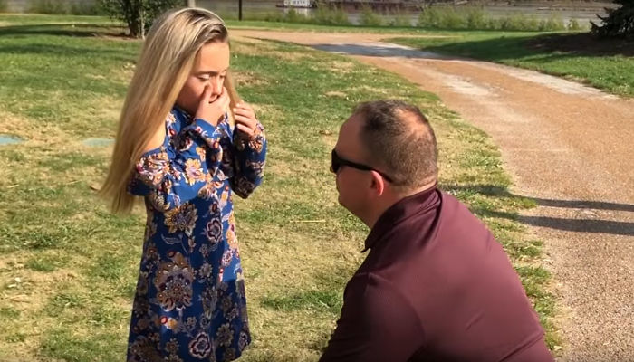 Man Interrupts A Family Photoshoot To Tell His Wife’s Daughter That He’s Adopting Her Man Interrupts A Family Photoshoot To Tell His Wife’s Daughter That He’s Adopting Her