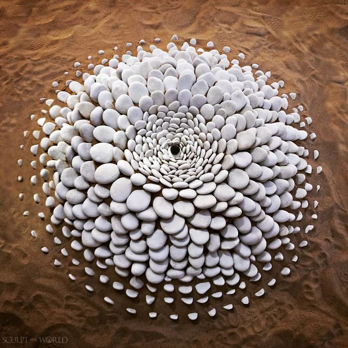 Artist Arranges Stones In Stunning Patterns On The Beach, Finds It Very Therapeutic (30 Pics) Artist Arranges Stones In Stunning Patterns On The Beach, Finds It Very Therapeutic (30 Pics)