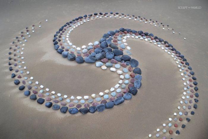 Artist Arranges Stones In Stunning Patterns On The Beach, Finds It Very Therapeutic (30 Pics) Artist Arranges Stones In Stunning Patterns On The Beach, Finds It Very Therapeutic (30 Pics)