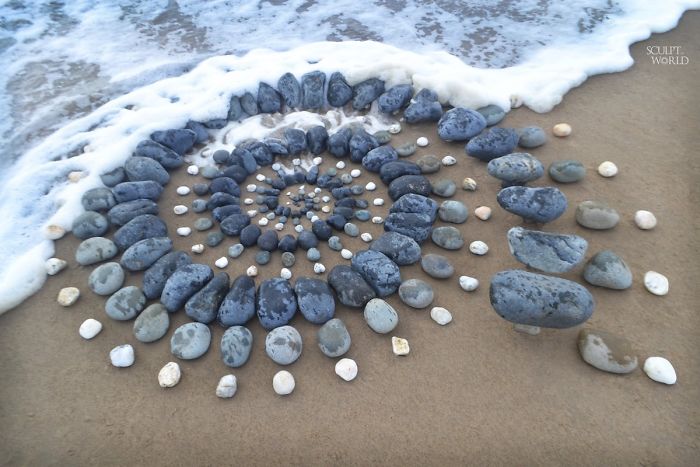 Artist Arranges Stones In Stunning Patterns On The Beach, Finds It Very Therapeutic (30 Pics) Artist Arranges Stones In Stunning Patterns On The Beach, Finds It Very Therapeutic (30 Pics)