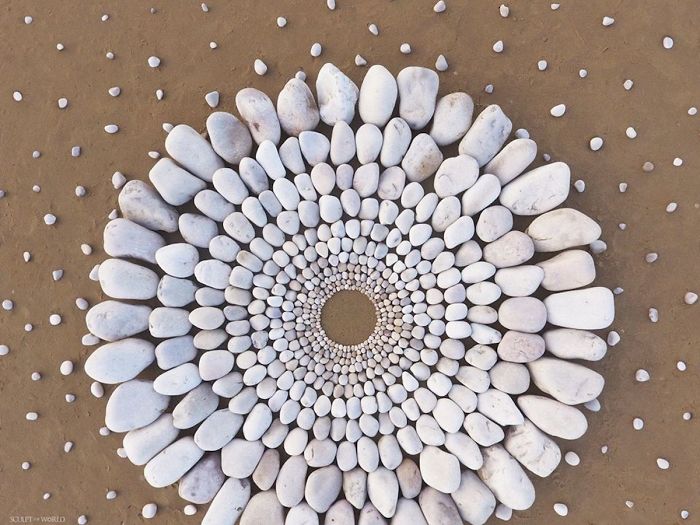 Artist Arranges Stones In Stunning Patterns On The Beach, Finds It Very Therapeutic (30 Pics) Artist Arranges Stones In Stunning Patterns On The Beach, Finds It Very Therapeutic (30 Pics)