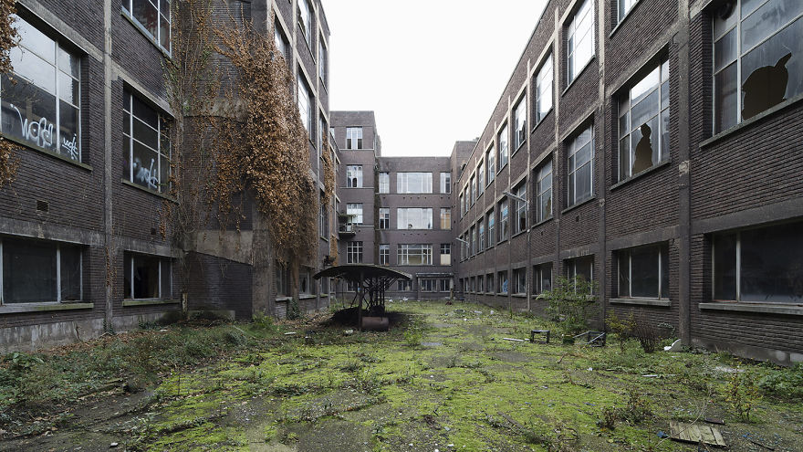 I Explored A University In Belgium That’s Been Abandoned Since 2006 (15 Pics) I Explored A University In Belgium That’s Been Abandoned Since 2006 (15 Pics)