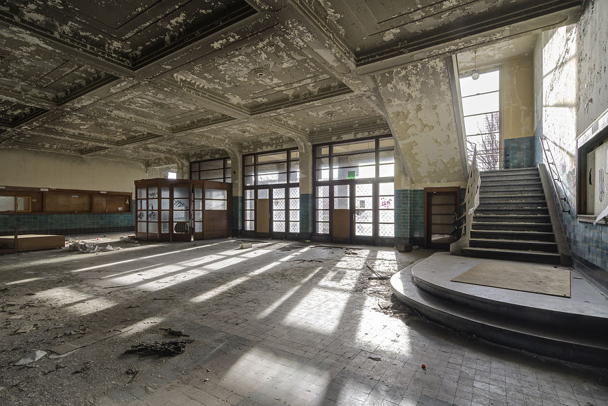 I Explored A University In Belgium That’s Been Abandoned Since 2006 (15 Pics) I Explored A University In Belgium That’s Been Abandoned Since 2006 (15 Pics)