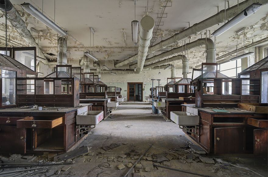 I Explored A University In Belgium That’s Been Abandoned Since 2006 (15 Pics) I Explored A University In Belgium That’s Been Abandoned Since 2006 (15 Pics)