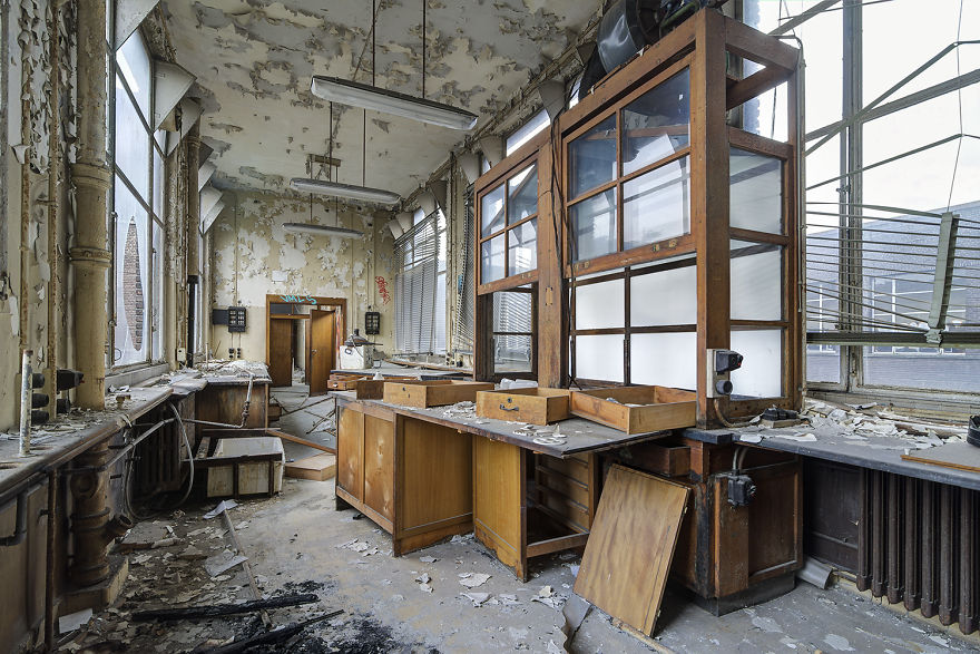 I Explored A University In Belgium That’s Been Abandoned Since 2006 (15 Pics) I Explored A University In Belgium That’s Been Abandoned Since 2006 (15 Pics)