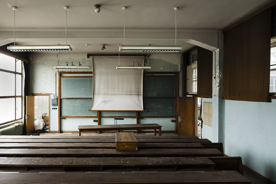 I Explored A University In Belgium That’s Been Abandoned Since 2006 (15 Pics) I Explored A University In Belgium That’s Been Abandoned Since 2006 (15 Pics)